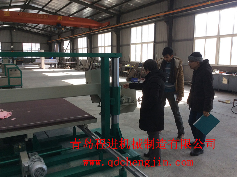 印度客戶前來公司對海綿平切機進行試機