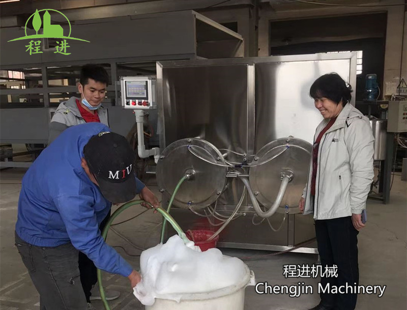 客戶親帶材料現場試機乳膠發泡設備